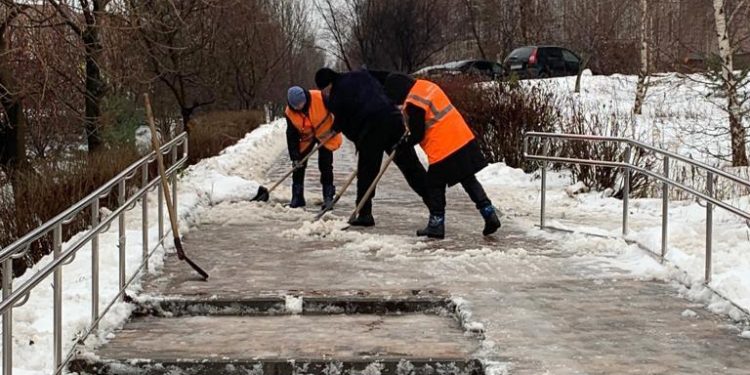 В Рязани продолжается уборка улиц от снега