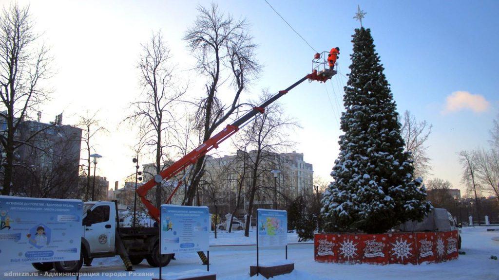 Новогоднюю ель на площади Ленина полностью украсят к концу текущей недели