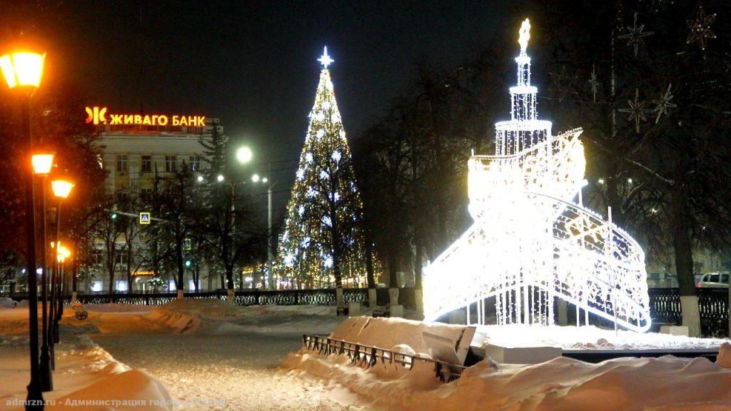 В Рязани начали подключать гирлянды к новогодним елям