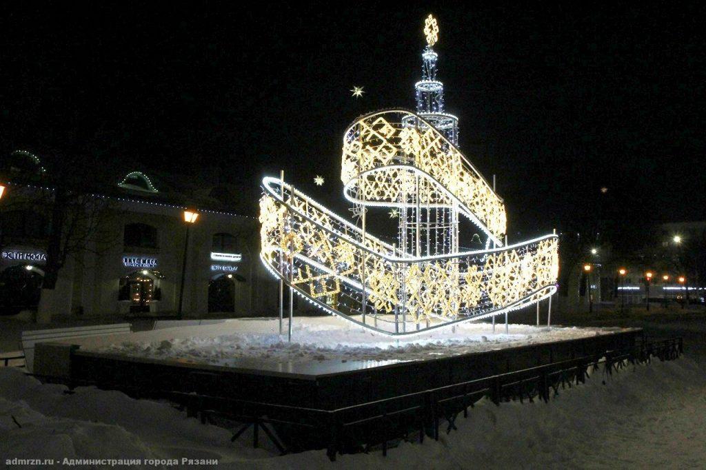 В Рязани начали подключать гирлянды к новогодним елям