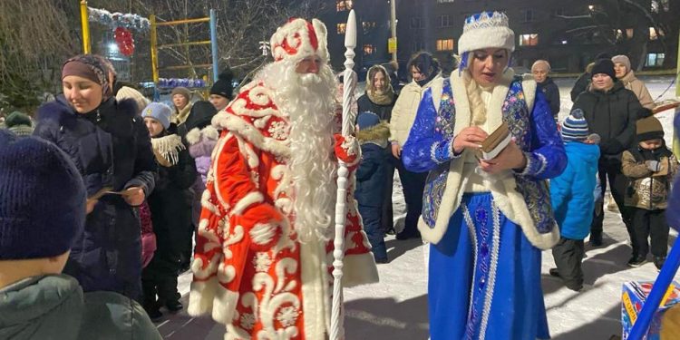 В рязанских дворах стартовало новогоднее представление «Дед Мороз в гостях у ТОС»