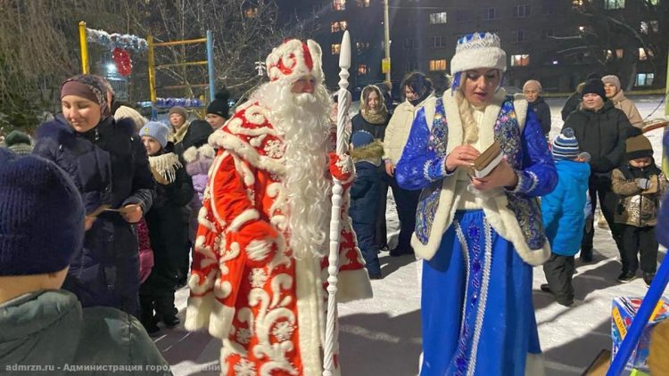 В рязанских дворах стартовало новогоднее представление "Дед Мороз в гостях у ТОС"