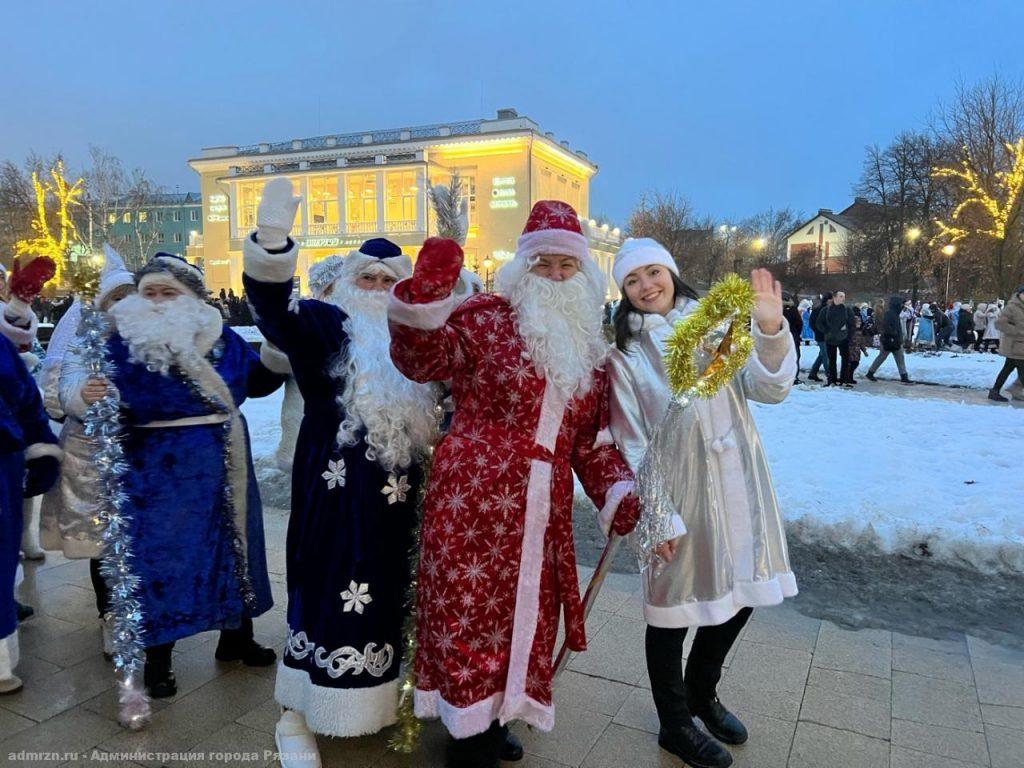 В параде Дедов Морозов и Снегурочек в Рязани участвовали 200 человек