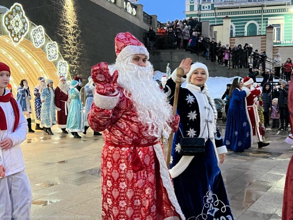 В параде Дедов Морозов и Снегурочек в Рязани участвовали 200 человек