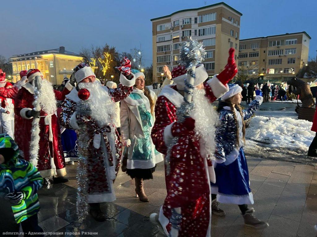 В параде Дедов Морозов и Снегурочек в Рязани участвовали 200 человек
