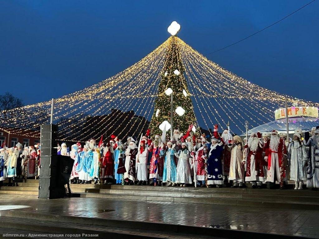 В параде Дедов Морозов и Снегурочек в Рязани участвовали 200 человек