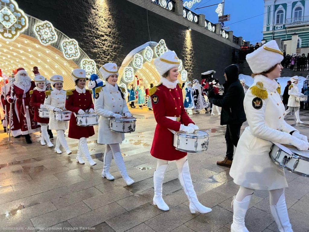В параде Дедов Морозов и Снегурочек в Рязани участвовали 200 человек