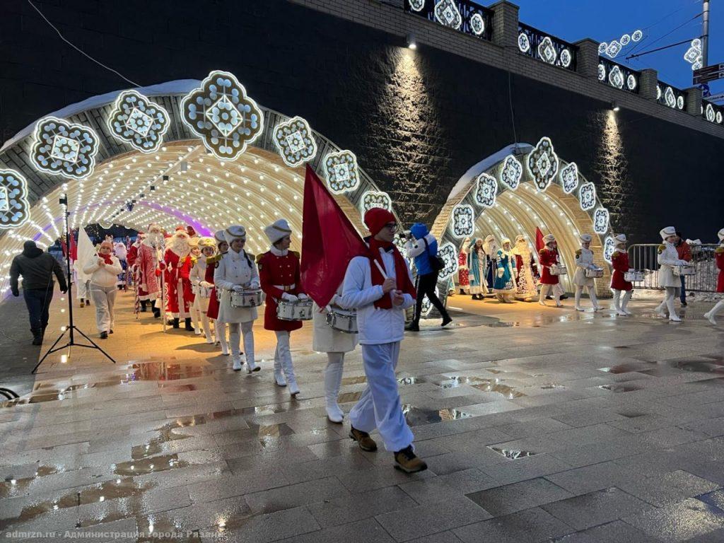 В параде Дедов Морозов и Снегурочек в Рязани участвовали 200 человек