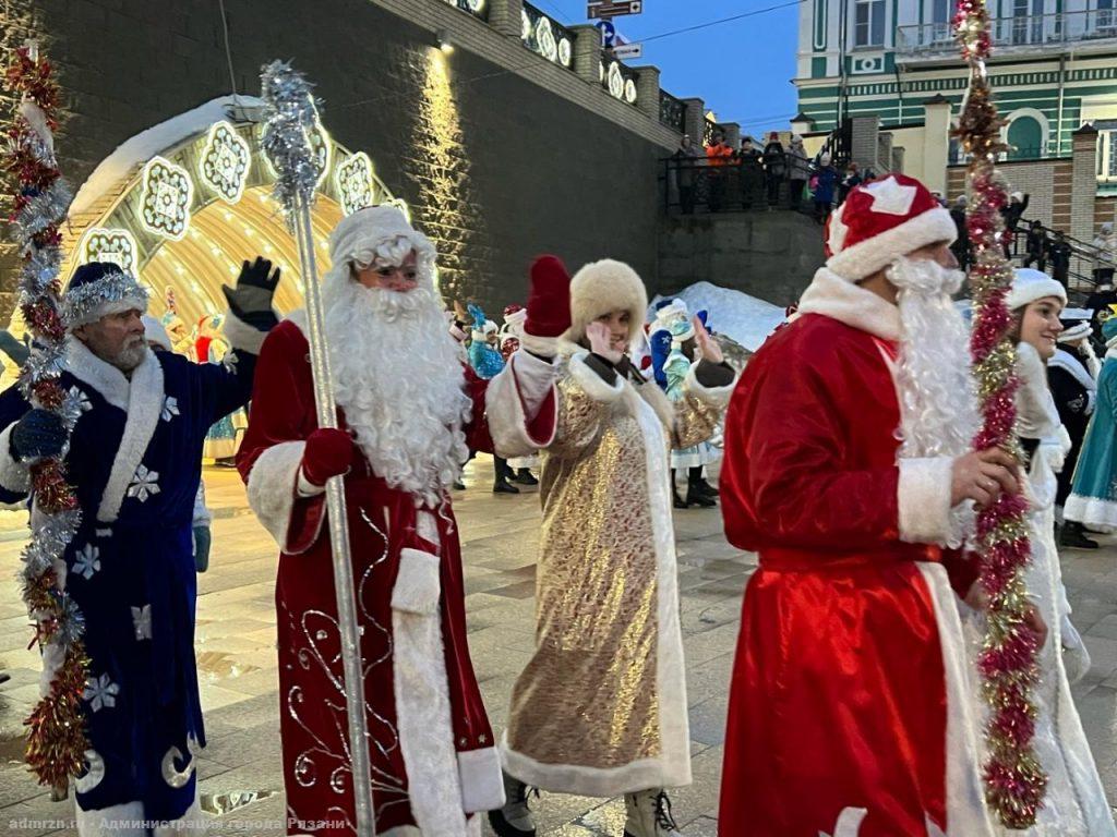 В параде Дедов Морозов и Снегурочек в Рязани участвовали 200 человек
