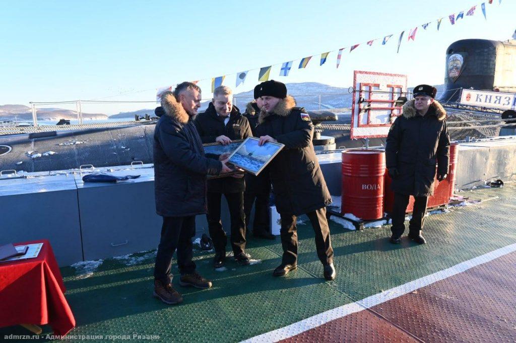 Экипажу подводной лодки "Князь Олег" передали новогодние подарки из Рязани