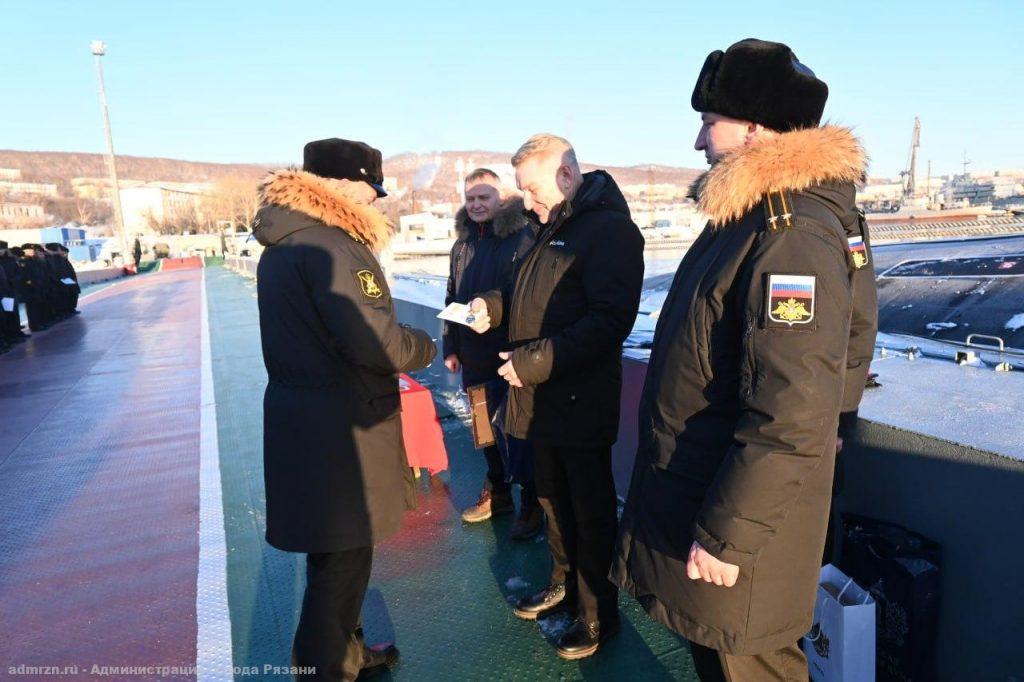 Экипажу подводной лодки "Князь Олег" передали новогодние подарки из Рязани