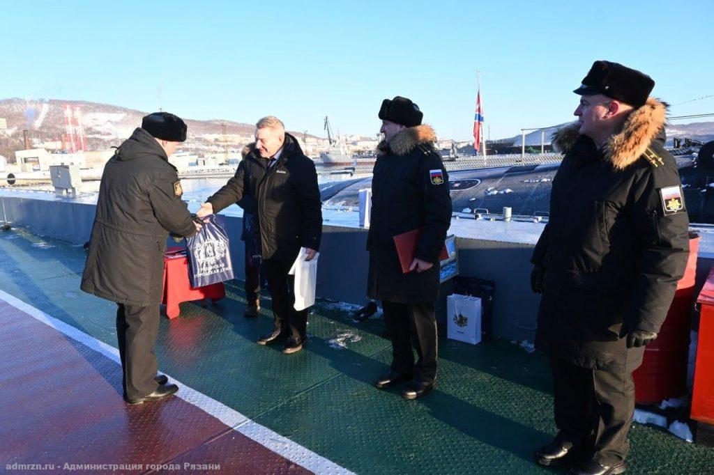Экипажу подводной лодки "Князь Олег" передали новогодние подарки из Рязани