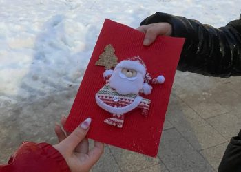 Юные рязанцы раздают на улицах новогодние открытки