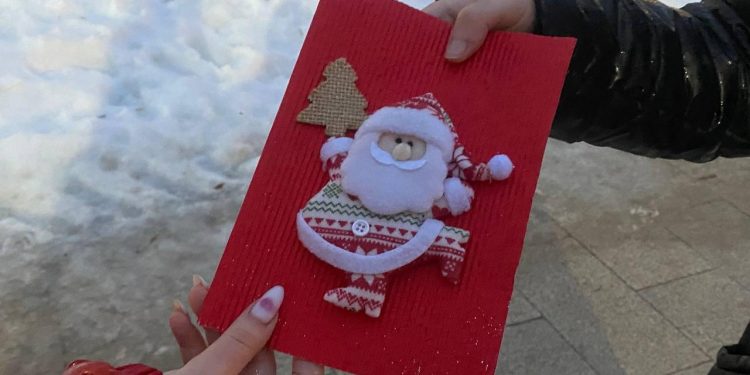 Юные рязанцы раздают на улицах новогодние открытки