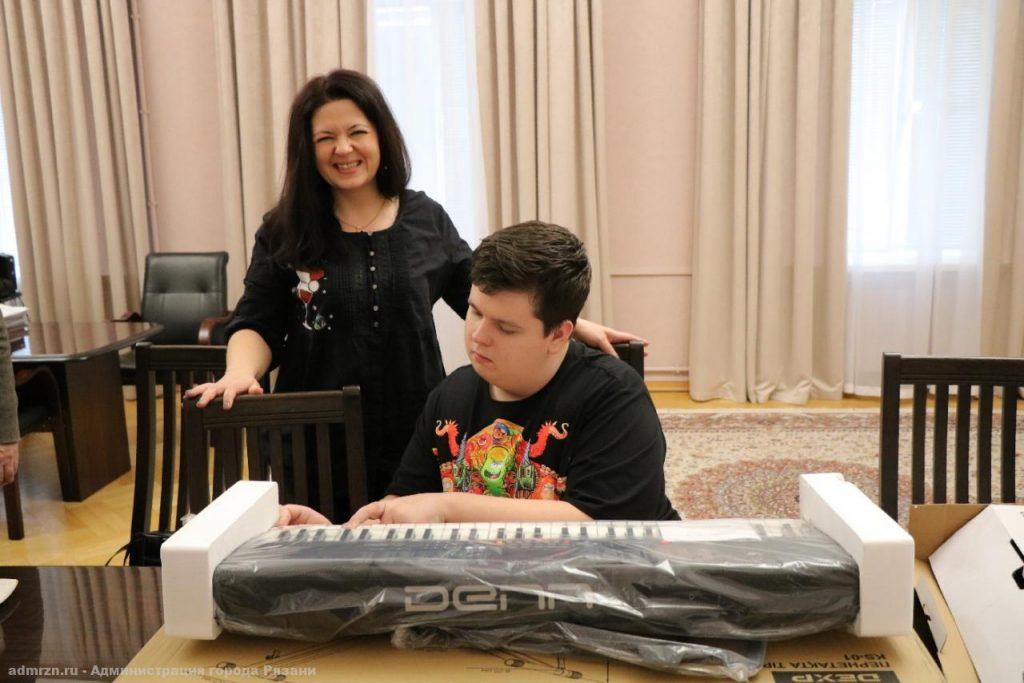 Мэр Рязани Артемов подарил 15-летнему подростку синтезатор