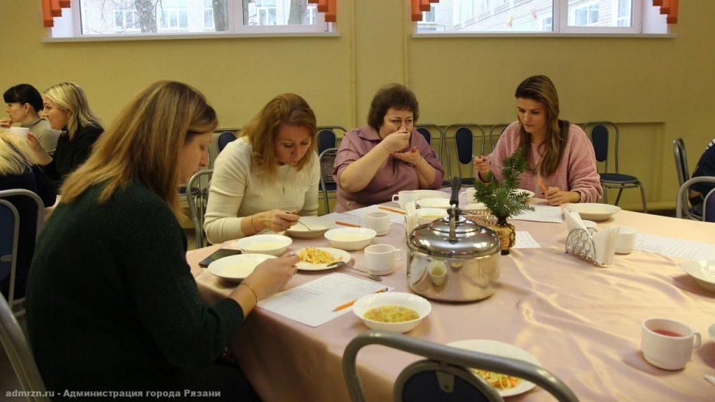 В рязанской школе №53 родители учеников продегустировали новые блюда