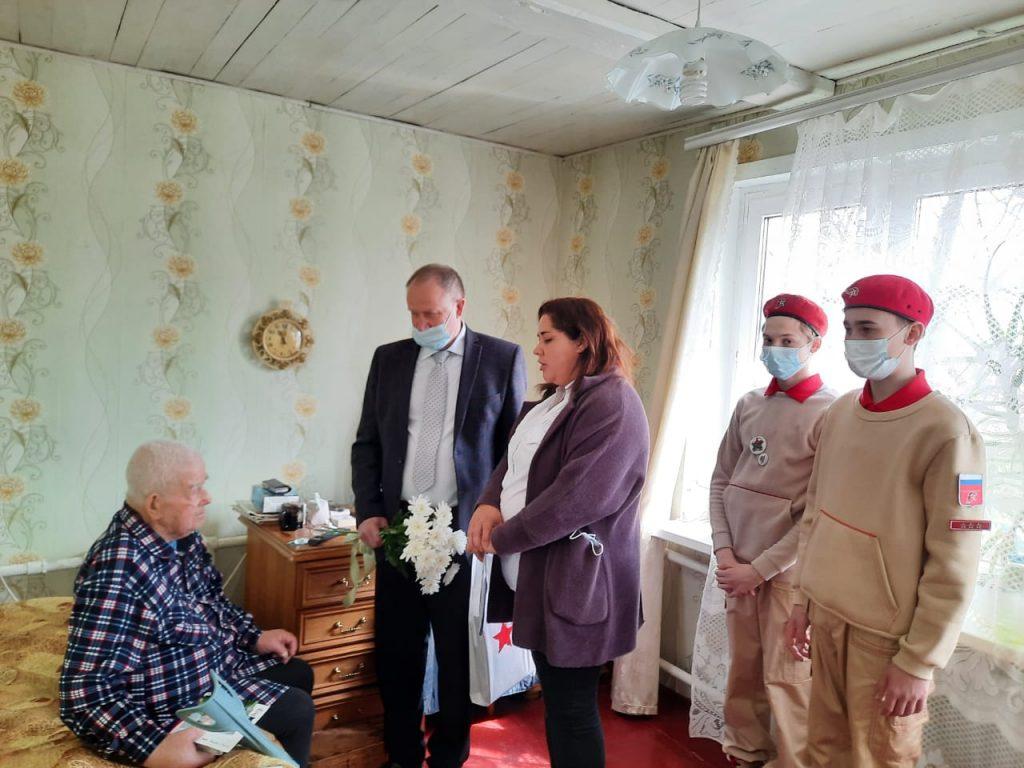 Под окнами рыбновского ветерана ВОВ Евгения Лисова высадили цветы