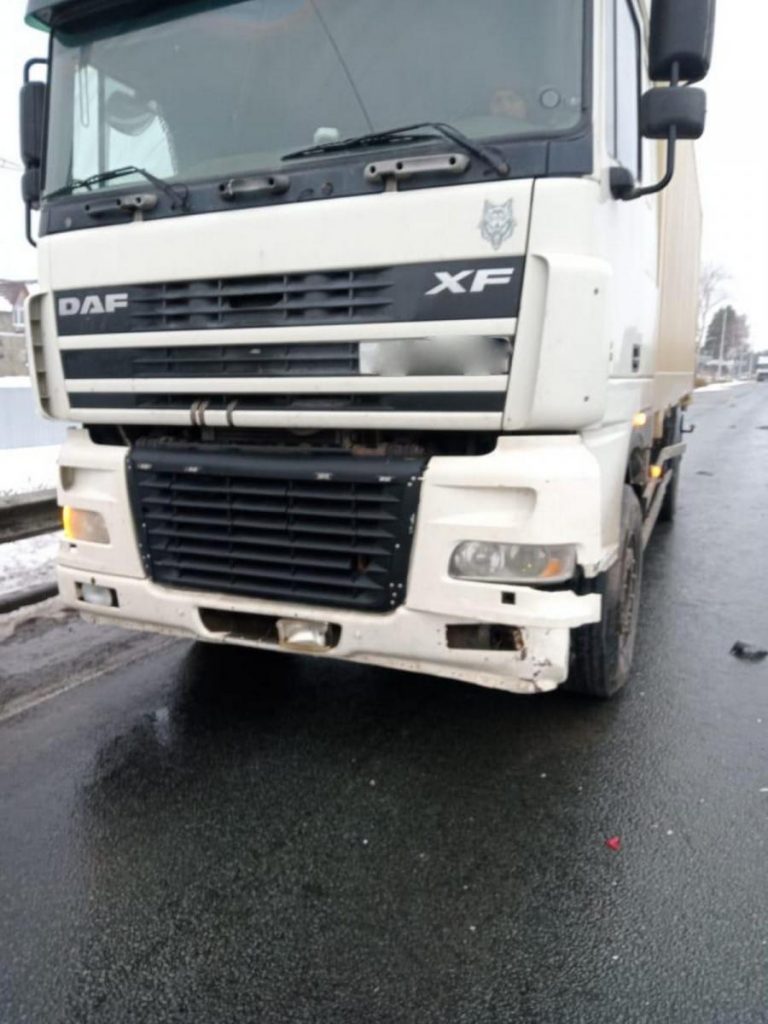 В Путятинском районе легковой автомобиль врезался в грузовик