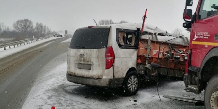 В массовом ДТП со снегоуборщиком в Михайловском районе пострадали три человека