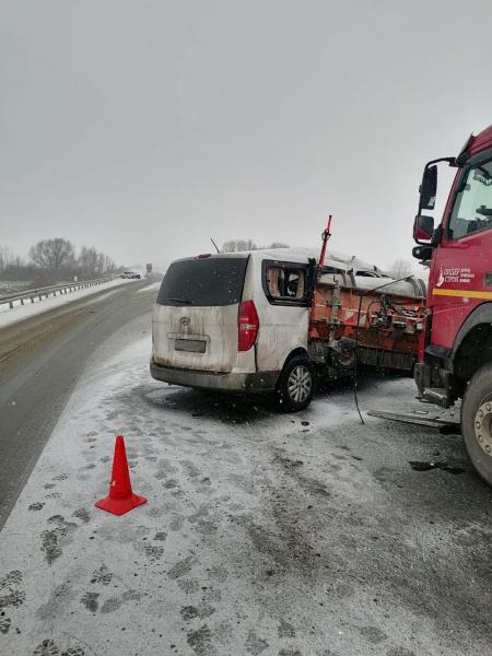 В массовом ДТП со снегоуборщиком в Михайловском районе пострадали три человека