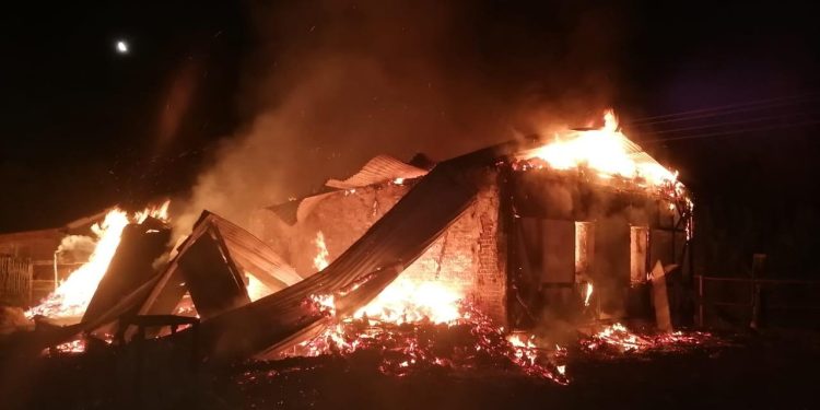 В Старожиловском районе горел кирпичный дом