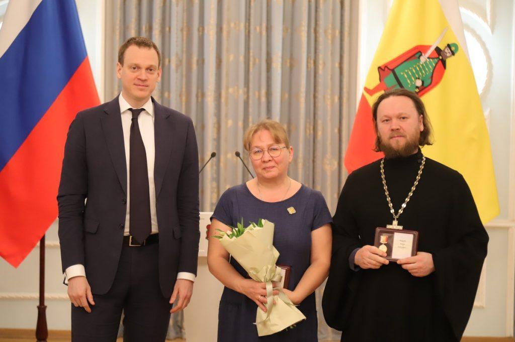 Губернатор Малков вручил региональные награды 19 семьям ко Дню матери
