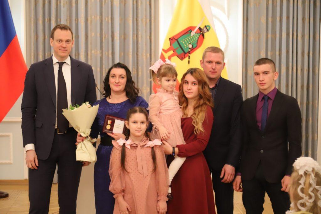 Губернатор Малков вручил региональные награды 19 семьям ко Дню матери