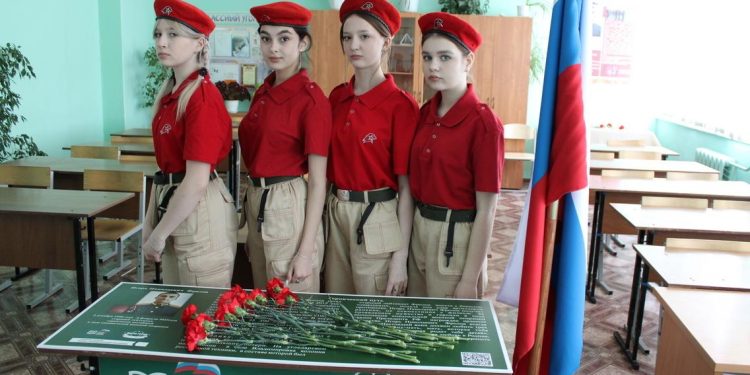 В рязанском Сасове в школе №3 открыли Парту Героя Игоря Фролова, погибшего на СВО