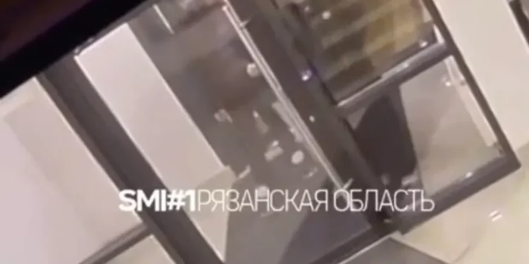 Рязанские подростки разбили стекло подъездной двери