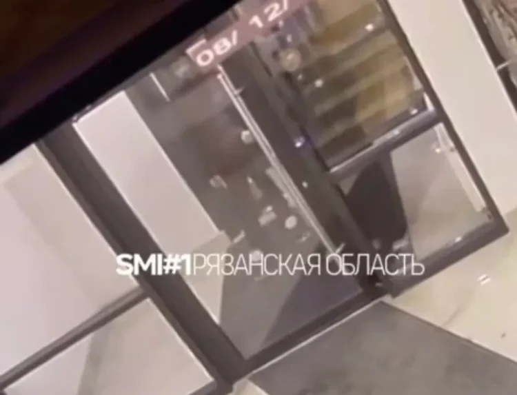 Рязанские подростки разбили стекло подъездной двери