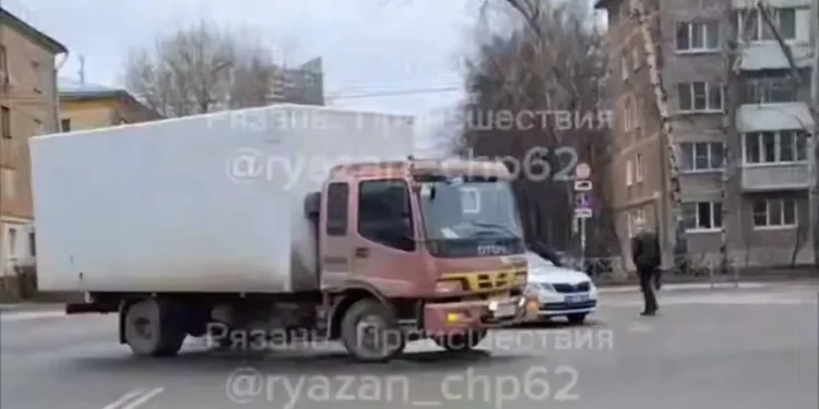 На улице Островского столкнулись легковушка и грузовик