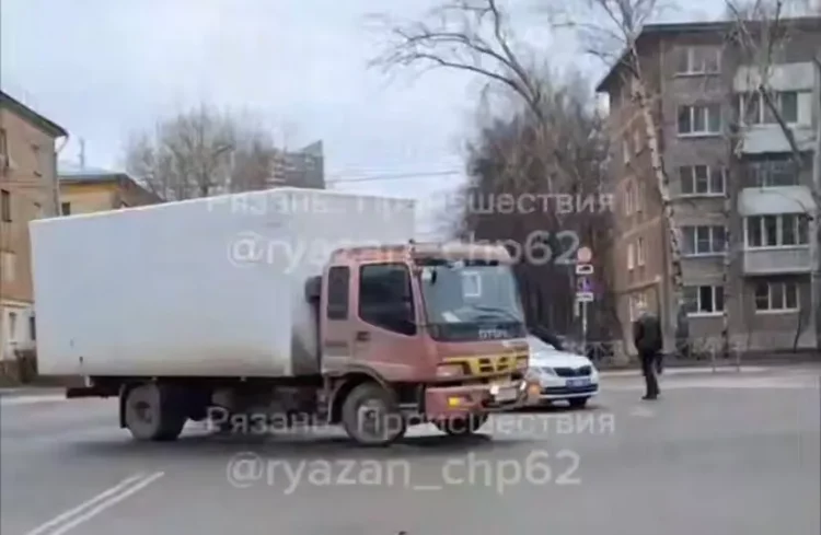 На улице Островского столкнулись легковушка и грузовик