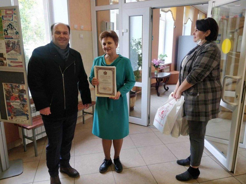 Лидер рязанских коммунистов вручил подарки от Рязоблдумы троим педагогам школы №39