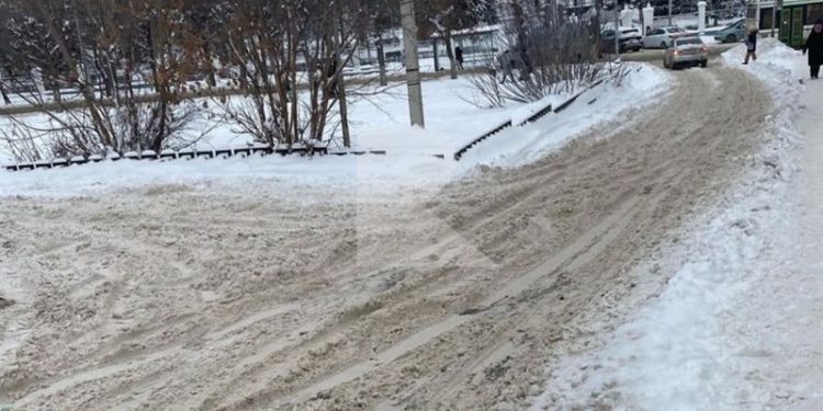 Рязанка пожаловалась на нечищенную дорогу у поликлиники №4 Рязанка пожаловалась на нечищенную дорогу у поликлиники №4