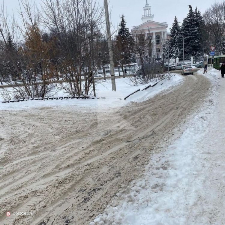 Рязанка пожаловалась на нечищенную дорогу у поликлиники №4