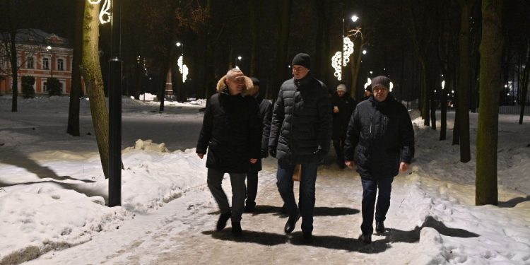 Губернатор Малков прогулялся по Кремлёвскому скверу после реставрации