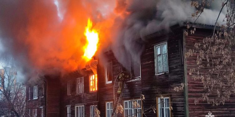 В Сети появились фото с места пожара на рязанской улице Лесопарковой