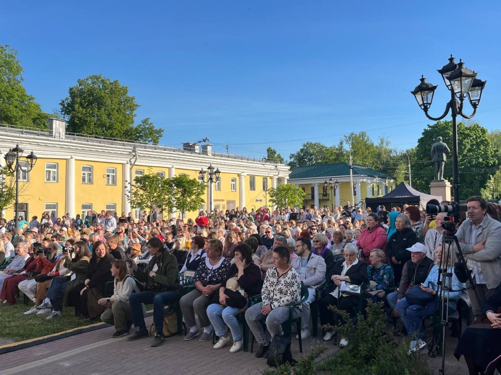 На площади перед рязанской филармонией выступил Тысячный сводный хор