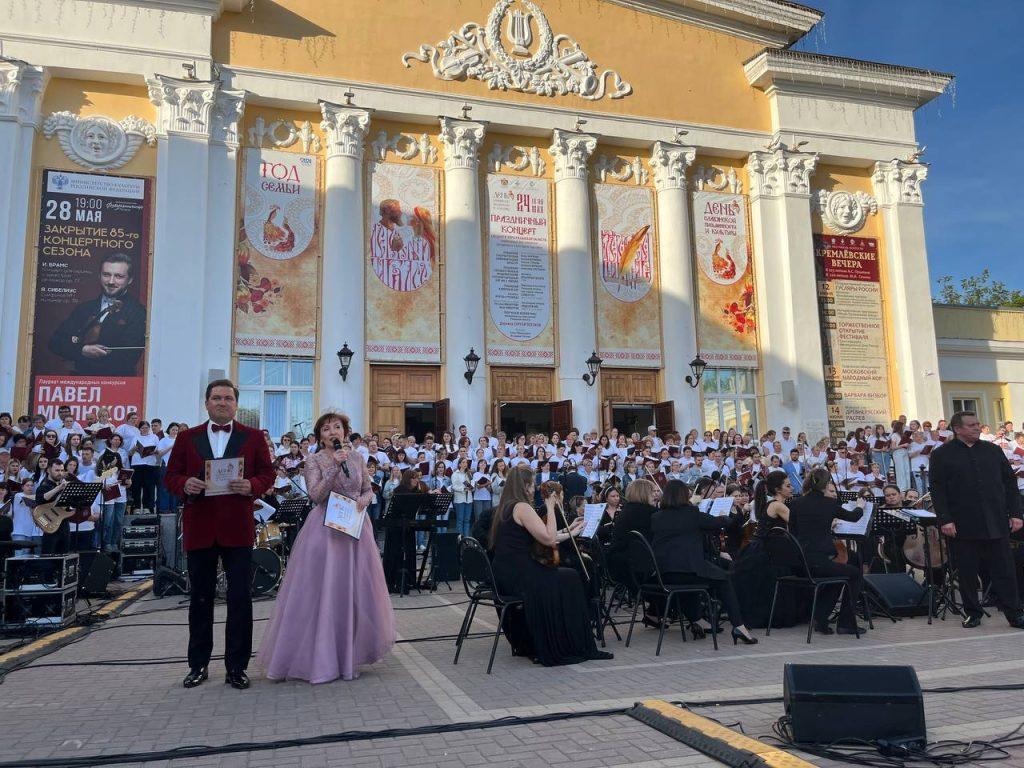 На площади перед рязанской филармонией выступил Тысячный сводный хор