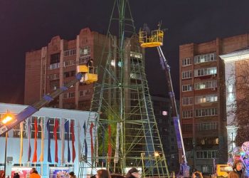 На рязанской площади Победы начали устанавливать новогоднюю ель