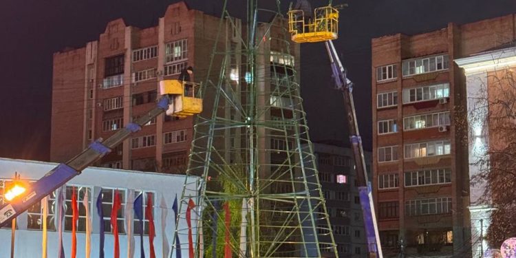 На рязанской площади Победы начали устанавливать новогоднюю ель На рязанской площади Победы начали устанавливать новогоднюю ель