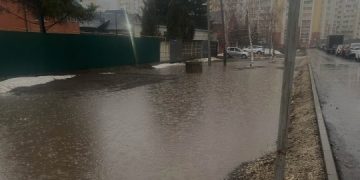 В Рязани под воду уходят дворы и дороги