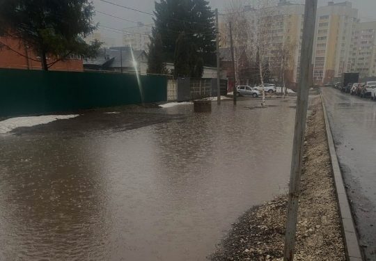 В Рязани под воду уходят дворы и дороги