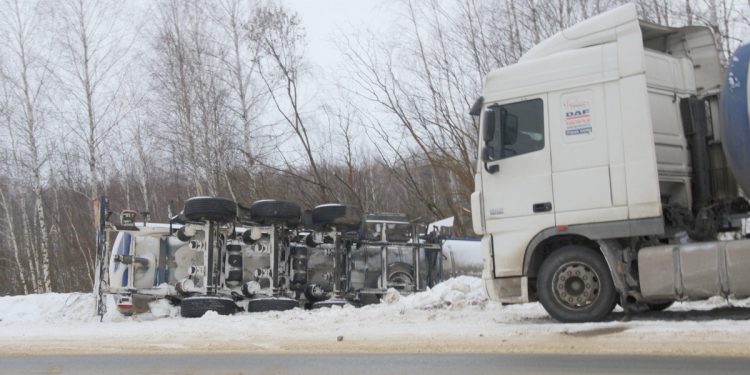 В Пителинском районе грузовик врезался в машину дорожной службы