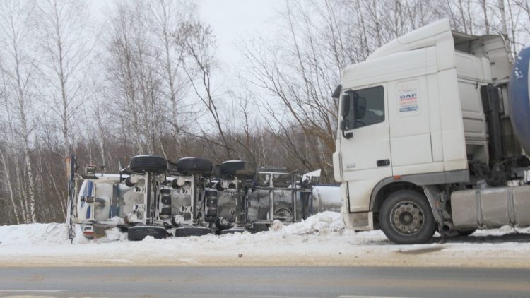 В Пителинском районе грузовик врезался в машину дорожной службы