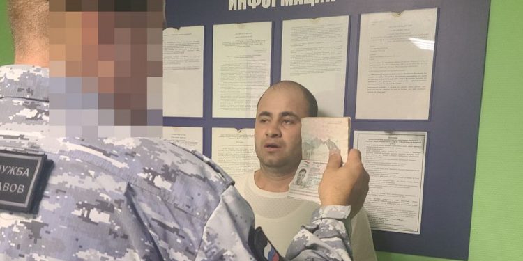 Рязанские полицейские выдворили из России 8 мигрантов-нарушителей