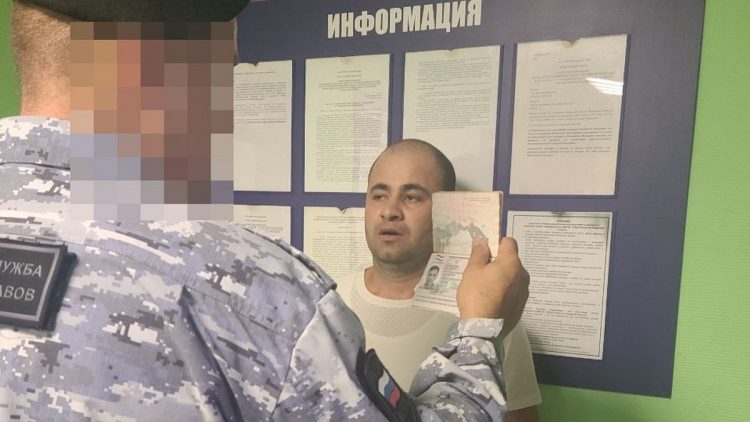 Рязанские полицейские выдворили из России 8 мигрантов-нарушителей