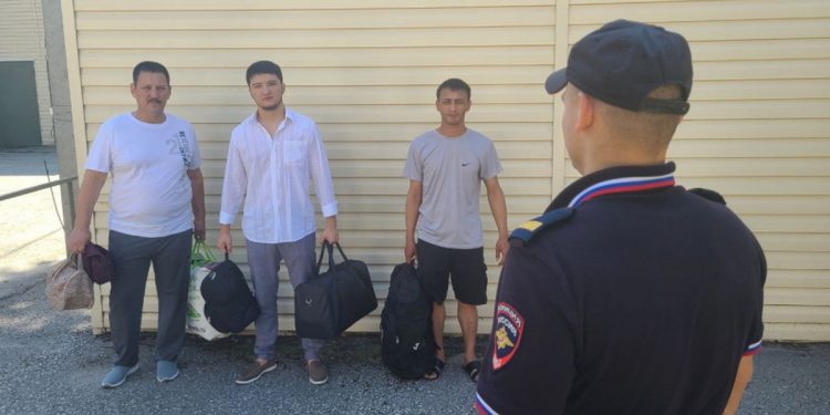 Рязанские полицейские выдворили из России 7 мигрантов-нарушителей