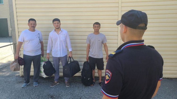 Рязанские полицейские выдворили из России 7 мигрантов-нарушителей