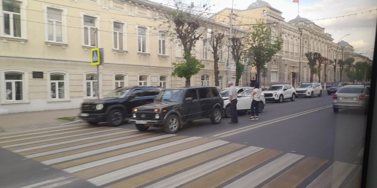 В центре Рязани столкнулись две легковушки В центре Рязани столкнулись две легковушки